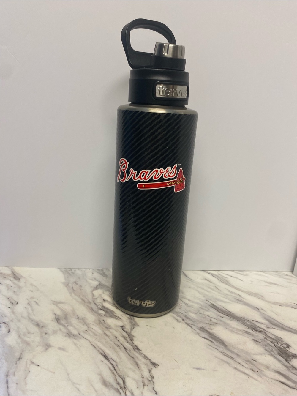 tervis Black Carbon-Fiber Atlanta Braves Insulated Bottle with Red Logo